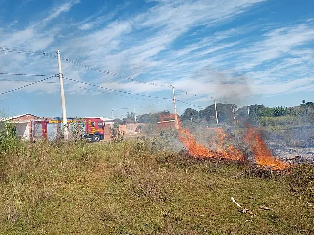 Bombeiros utilizam 300 litros de água para conter incêndio em Anastácio