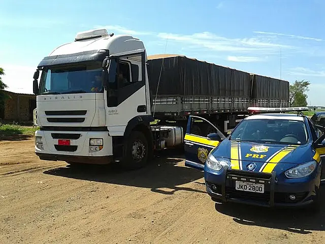 PRF apreende três carretas com cigarros contrabandeados