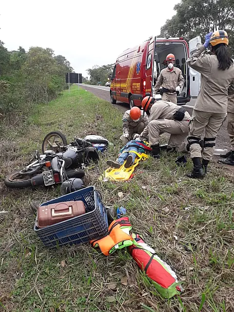 Em Anastácio, motociclista é jogado pra fora da pista após pneu estourar