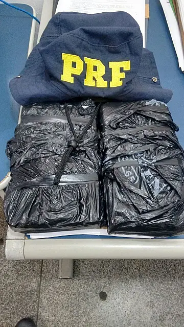 Casal é preso com 2kg de cocaína na bagagem durante abordagem na BR-262