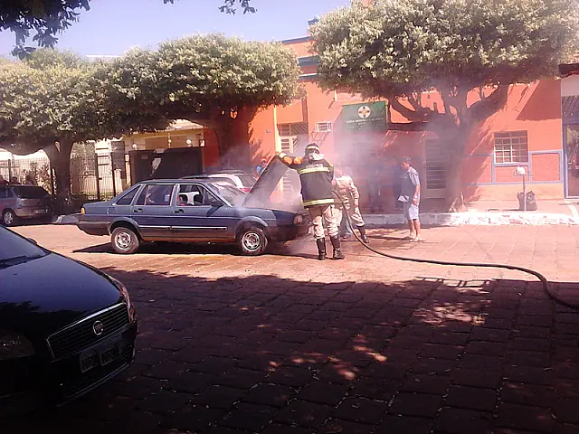 Carro tem princípio de incêndio no Centro de Aquidauana