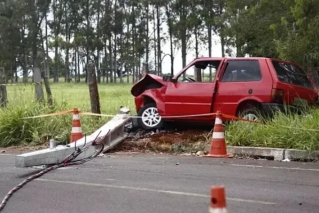 Motorista sem habilitação perde controle de carro e derruba poste de energia