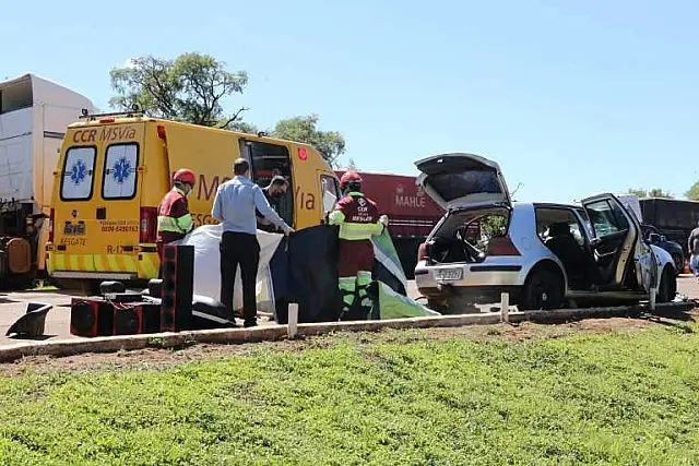 Jovem morre após acidente entre Amarok e Golf