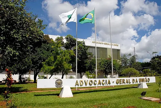 AGU publica editais de concurso com 300 vagas para formados em direito