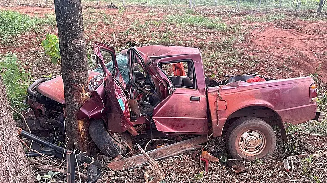 Acidente na BR-262 deixa motorista preso às ferragens e mobiliza Bombeiros