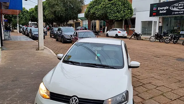 Com bloqueio de rodovias, posto de combustível de Aquidauana tem fila de veículos
