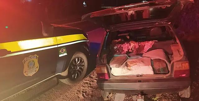 PRF apreende 283 kg de maconha e prende trio em Água Clara