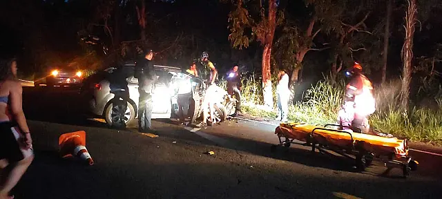 Casal fica ferido após bater carro em árvore na MS-450