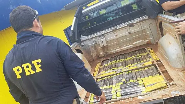 PRF apreende 181 Kg de maconha e prende batedor