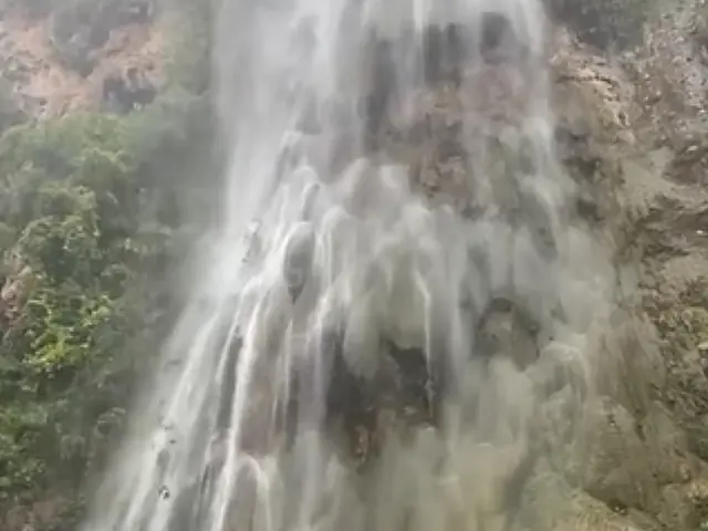 Chuva aumenta vazão de queda d'água da cachoeira Boca da Onça