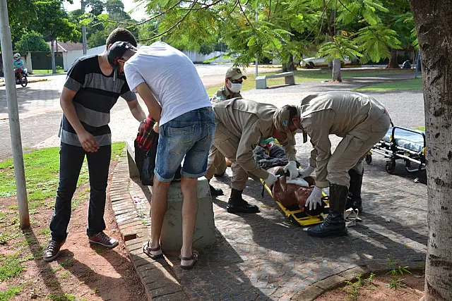 Morador de rua é esfaqueado por "amigos" durante bebedeira