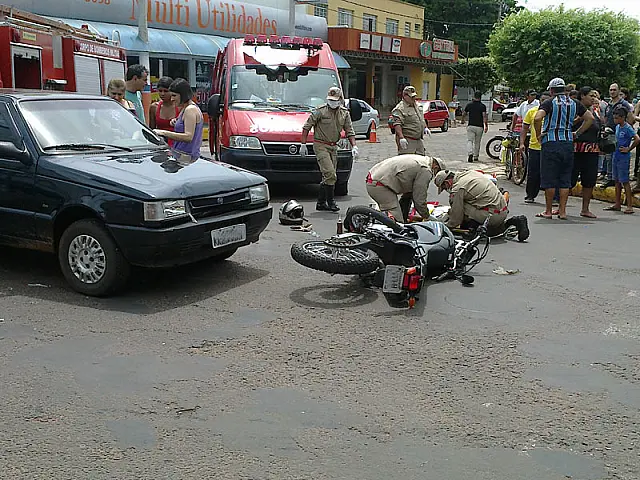 Carro e moto colidem no Centro, e dois ficam feridos