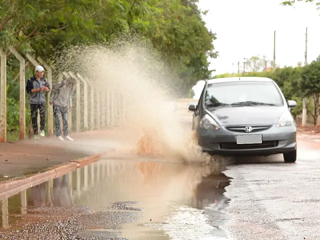 Pedestres precisam de atenção redobrada em dias de chuva