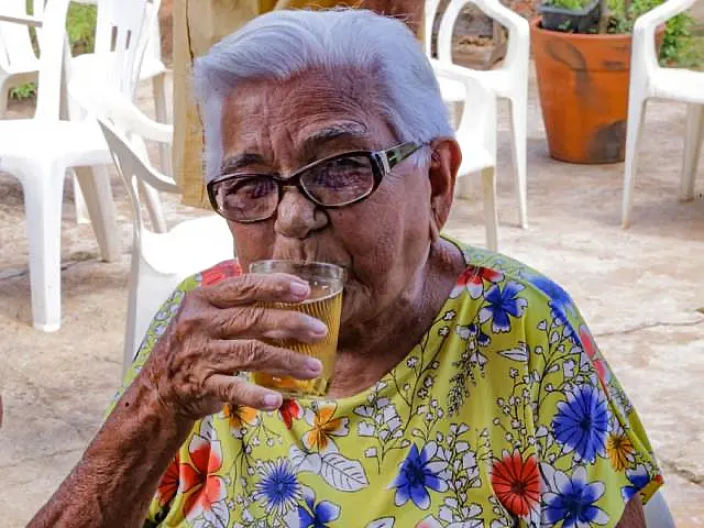 Sem tomar um remédio, companhia de Eliete é a bengala e a cerveja