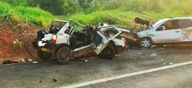 Comerciantes transportavam madeira no momento do acidente na BR-262