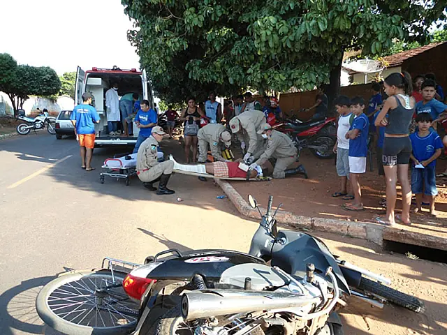 Colisão envolvendo moto e bicicleta deixa três feridos, entre eles duas crianças