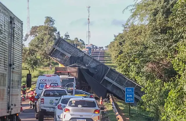 Pelo menos cinco pessoas morrem em acidente grave na BR-163