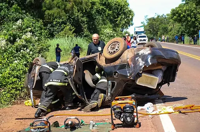 Homem morre e quatro pessoas se ferem após carro capotar na BR-262