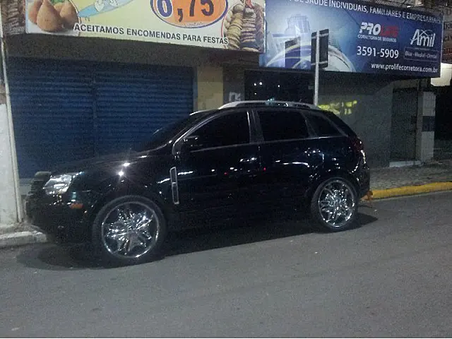 Garota mata empresário na frente da esposa
