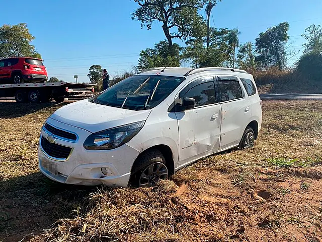 Motorista sai ilesa após capotar carro às margens da BR-262 em Anastácio