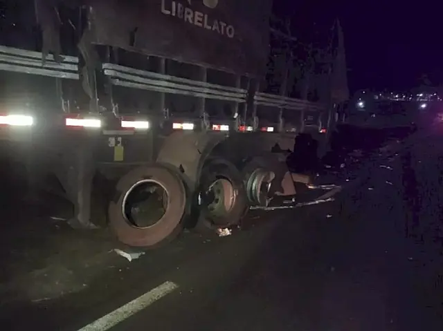 Casal morre em acidente envolvendo moto e carreta de soja