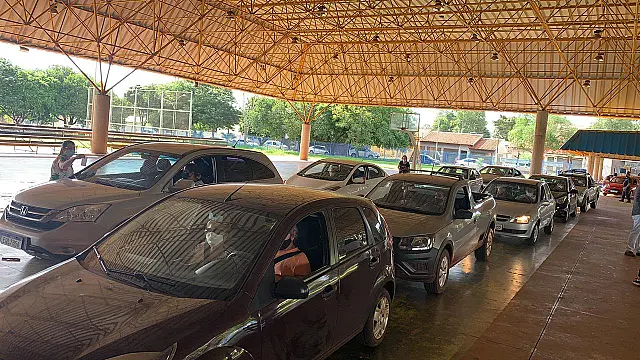 Vacinação de pessoas com 58 anos ou mais continua hoje em drive de Dourados