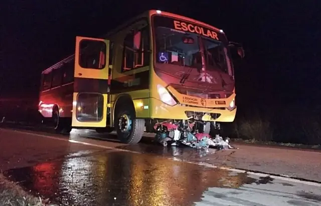 Motociclista morre ao bater de frente com ônibus escolar