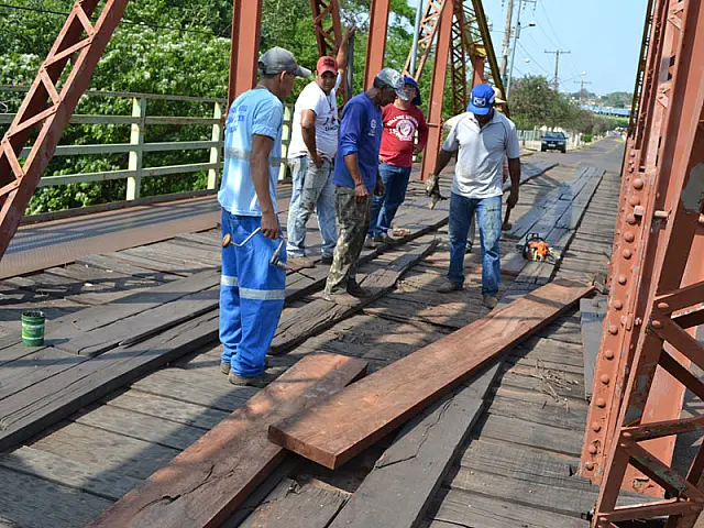 Trânsito está impedido na Ponte Velha nesta terça-feira