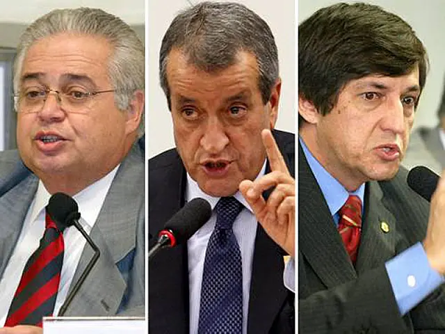 Quatro condenados no mensalão se entregam