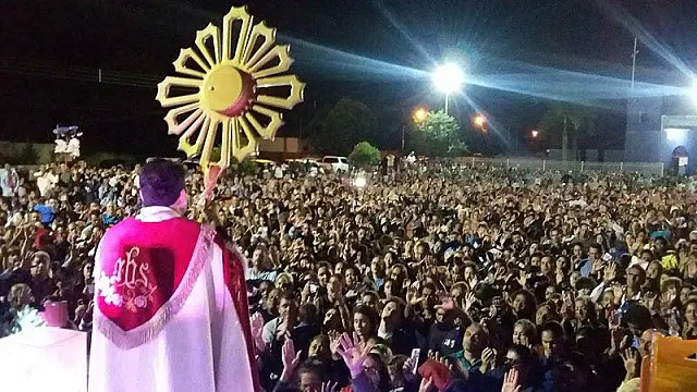 Fiéis lotam Igreja Matriz de Dois Irmãos para se despedir de padre Benedito Francisco