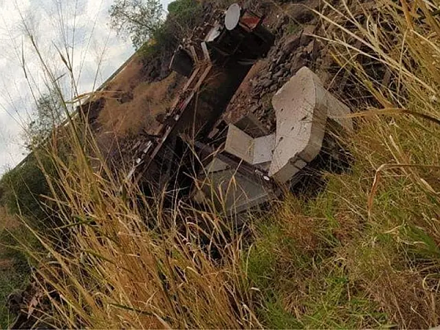 Acidente na BR-060: Caminhão cai na serra de Maracaju