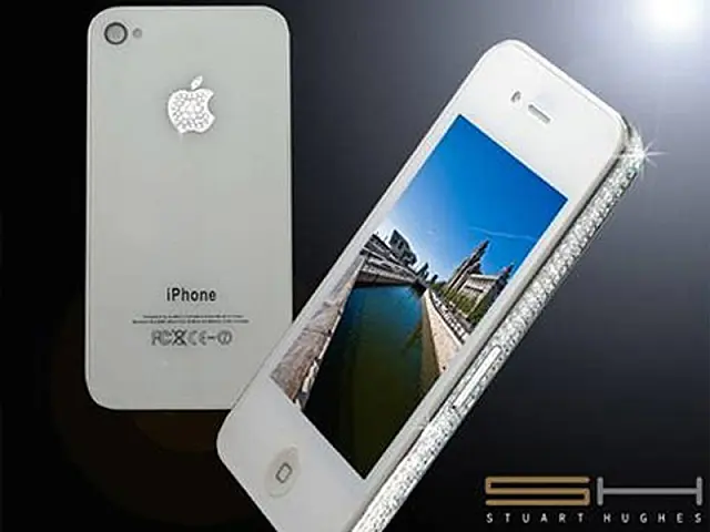 iPhone 4 decorado com diamantes custa R$ 35 mil