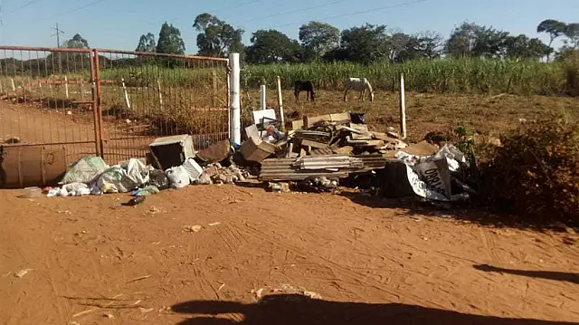 Detritos jogados na entrada do lixão são retirados pela Prefeitura