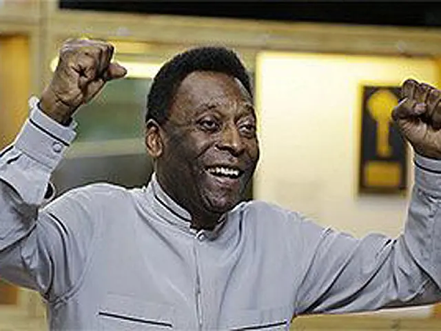 Pelé reage bem a tratamento e deixa a UTI após passar por exames