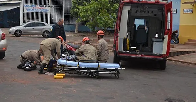 Jovem de 22 anos fica ferida depois de colidir moto contra carro no Bairro Alto
