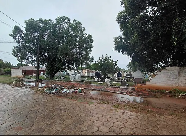 Forte chuva provoca desabamento de parte do muro do Cemitério de Anastácio