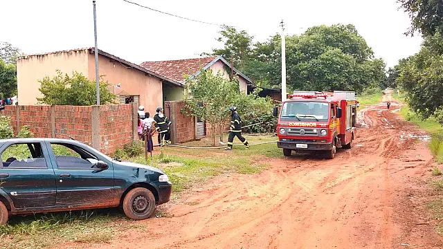 Bombeiros são chamados para apagar fogo em residência da Vila Icaraí