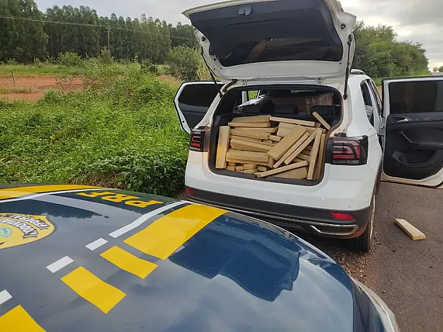 PRF apreende veículo abarrotado de maconha