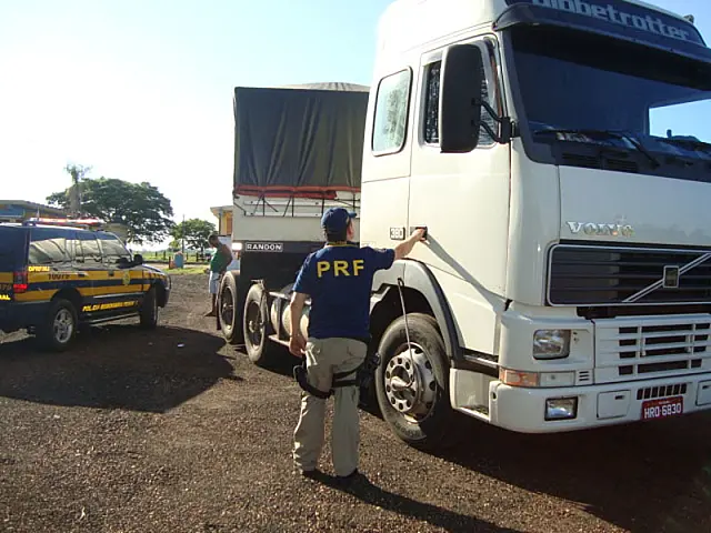 PRF apreende carreta bitrem com cigarros contrabandeados
