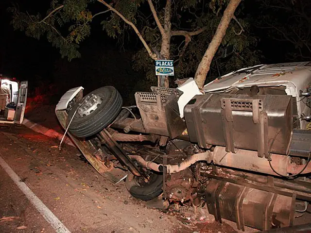 Motorista fica ferido depois de bater carreta em árvore