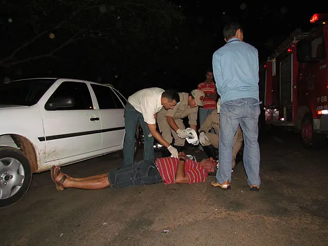 Motociclista fica ferido após bater em carro parado