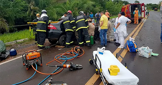 Urgente: motorista morre e gestante fica ferida em grave acidente na 262