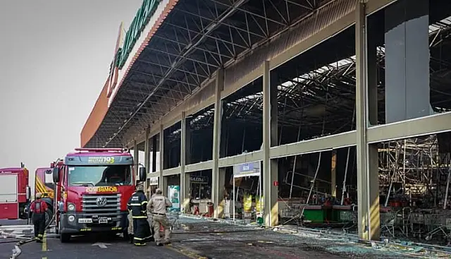 Perícia aponta que incêndio que destruiu Atacadão pode ter sido proposital