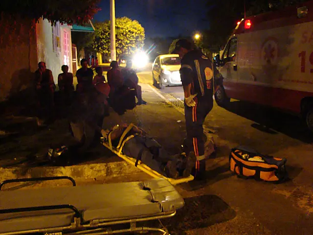 Motociclista fica ferido após colisão com carro