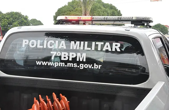 Motociclista sem CNH bate em traseira de Siena na Rua Giovani Toscano de Brito
