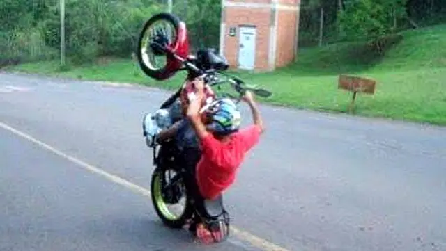 Adolescente sem capacete é flagrado empinando moto em Bodoquena