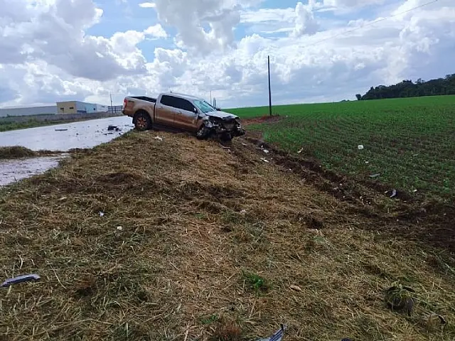 Colisão frontal entre carro e caminhonete mata homem de 40 anos