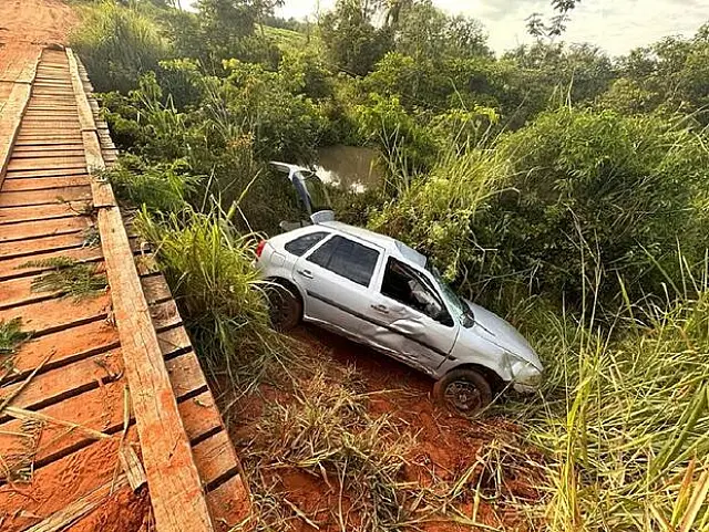 Em Batayporã, carro cai de ponte após atropelar ciclista
