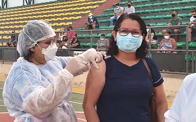Silvia sobreviveu com ajuda da vacina, mas viu os 3 homens da casa perderem a vida à espera de uma
