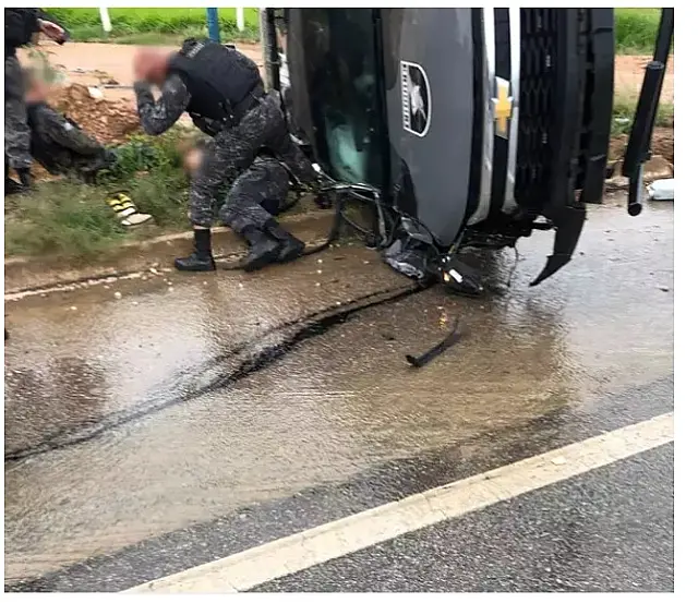Viatura do Batalhão de Choque de MS tomba em rodovia de Goiás